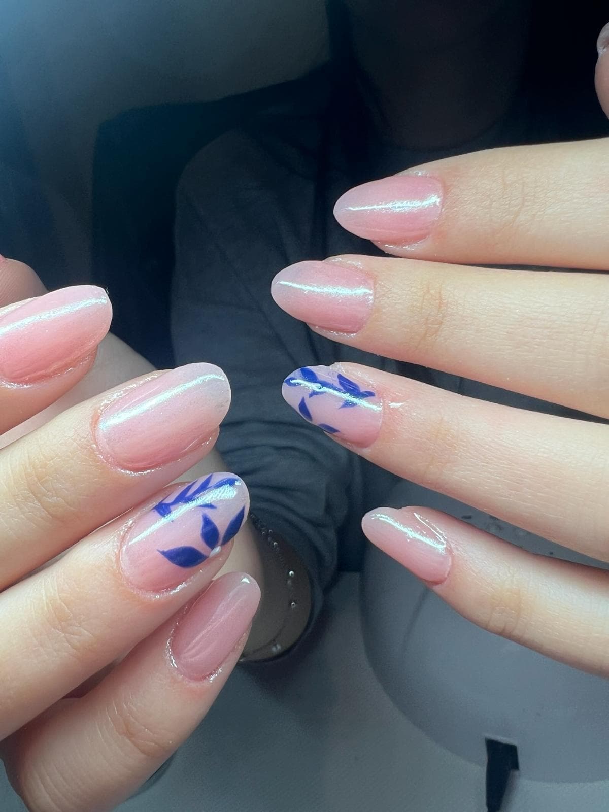 Nail art rosa con dettagli blu